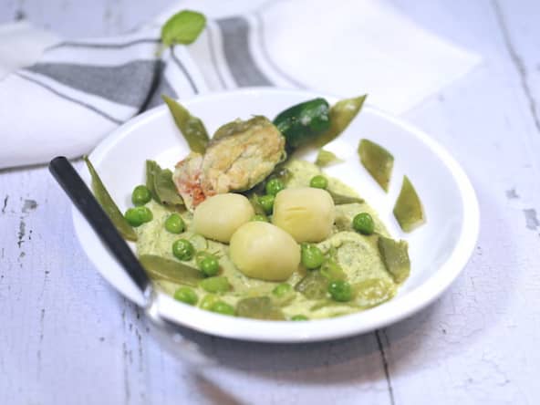 Crème et fleur de courgette aux gnocchis petits pois et pois gourmands