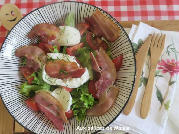 Salade de batavia aux tomates cocktails poitrine fumée et mozzarella