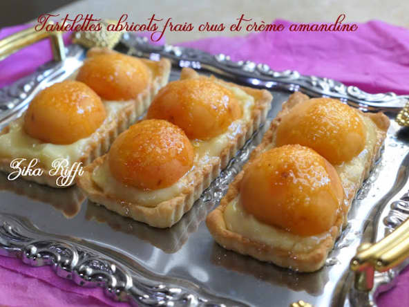 Tartelettes aux abricots frais crus et à la crème amandine