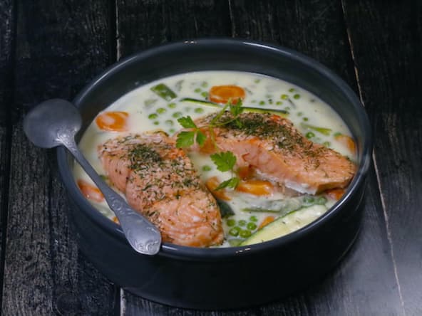 Saumon sauté à l'huile d'olive et petits légumes à la crème