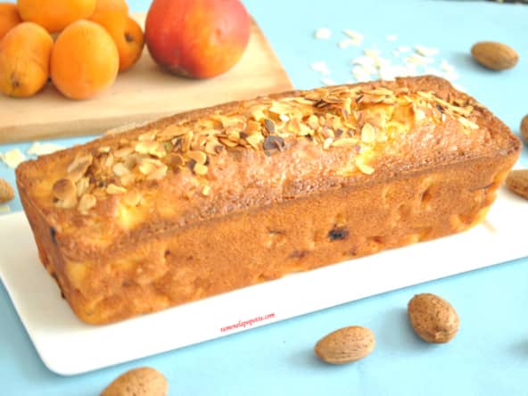 Cake aux pêches et abricots frais