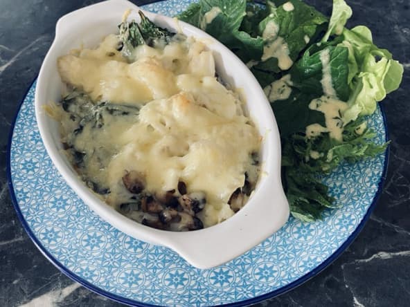 Gratin de flétan au riz, épinards tombés au beurre et champignons