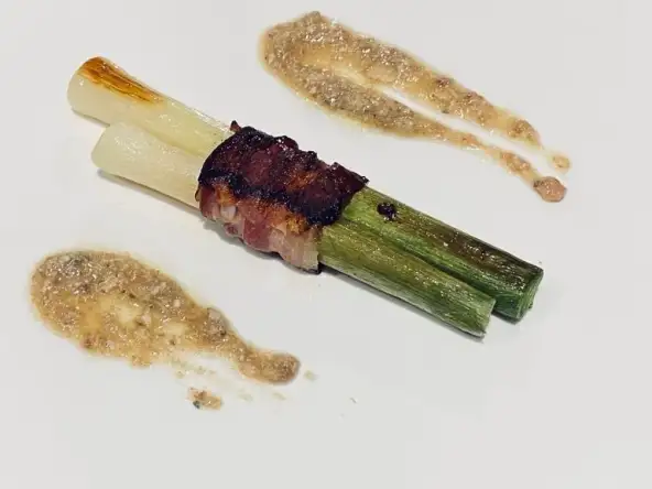 Poireaux crayon au lard sauce aux anchois