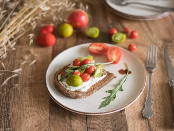 Tartines aux tomates fraîches et rôties et fromage frais
