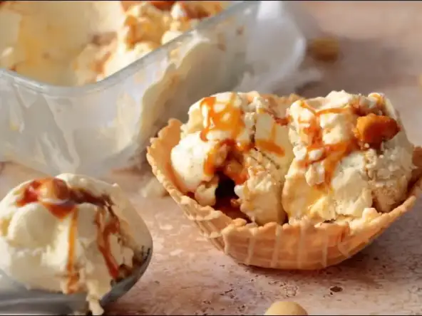 Glace vanille et noix de macadamia caramélisées à la sorbetière