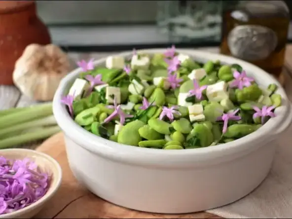 Salade aux fèves fraîches herbes aromatiques et feta