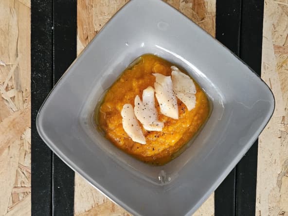 Carpaccio de St Jacques fumées sur purée de potimarron