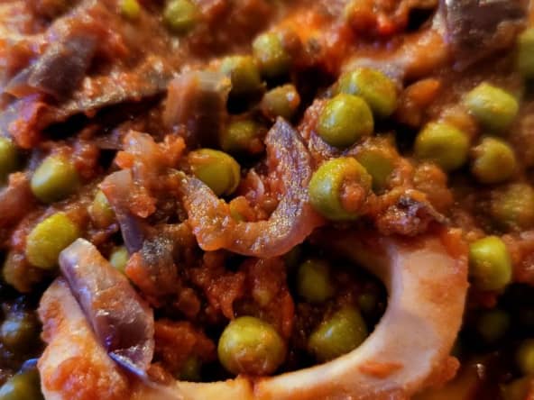 Anneaux de calamar et petits pois à la tomate