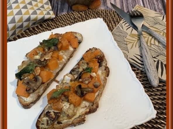 Tartines d'automne à la patate douce, champignons et Bresse Bleu