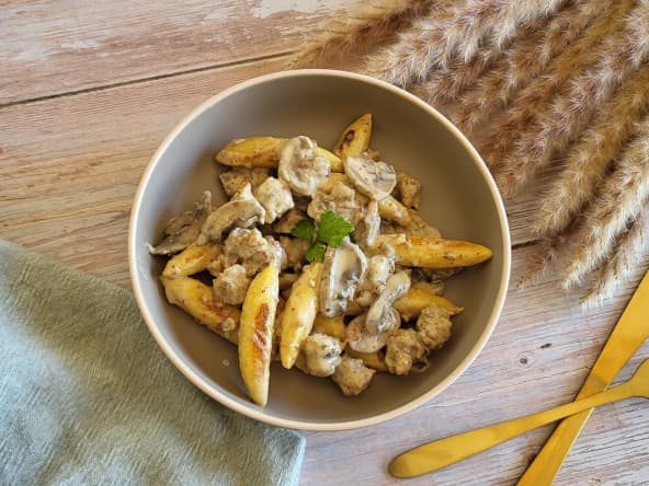 Gnocchis alsacien aux saucisses, champignons de Paris et parmesan