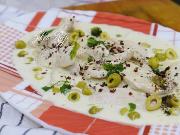 Facile et rapide : des escalopes de poulet sauce crémeuse au yaourt, citron et olives