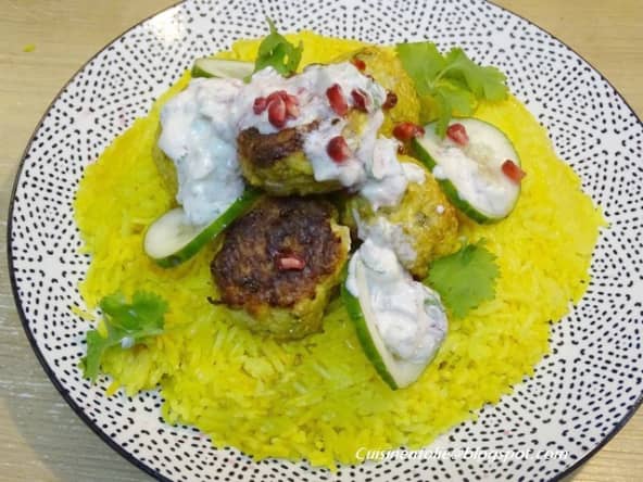 Boulettes de blancs de poulet à l'indienne et riz au curcuma