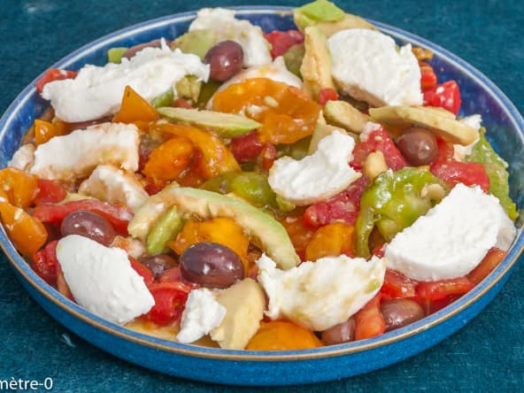 Salade de tomates à l’avocat, aux olives et à la mozzarella