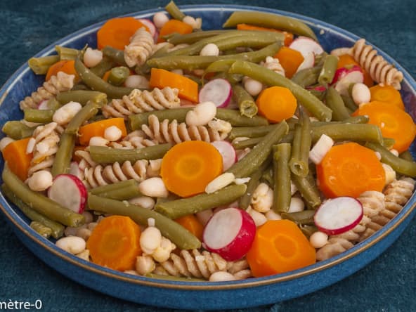 Salade de pâtes aux haricots blancs, carottes, haricots verts et radis, un plat complet