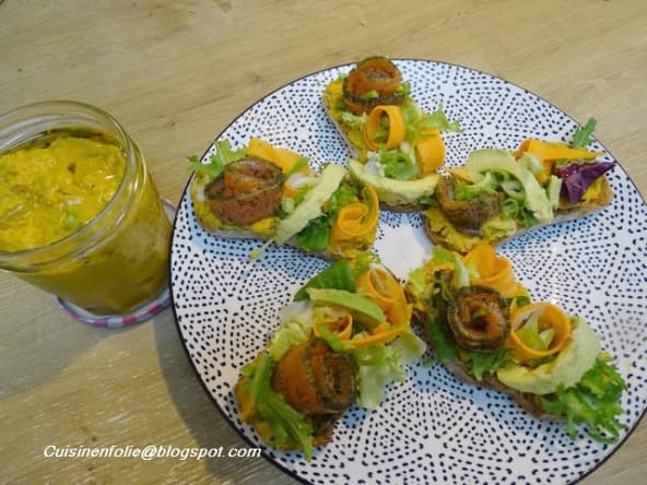 Toasts au houmous de carottes, pois chiches, coriandre, cumin, ail noir, saumon fumé