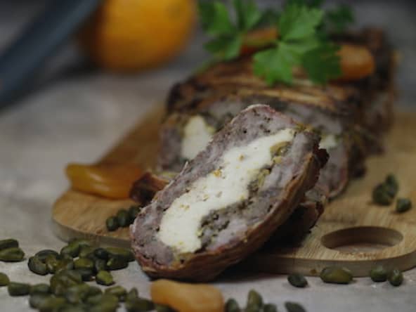 Terrine de poulet, viande hachée abricots secs et pistaches