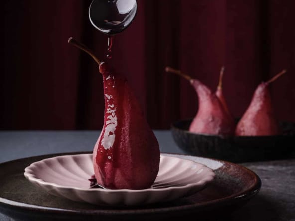 Recette des poires pochées au vin rouge
