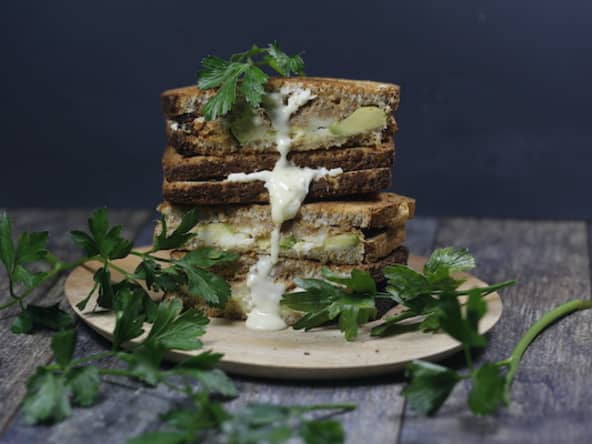 Croque-monsieur à la viande confite, chaource et avocat