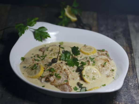 Escalopes de veau au citron et aux câpres, sauce à la crème et au vin blanc