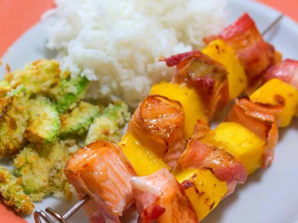 Brochettes de saumon à la mangue et au lard fumé