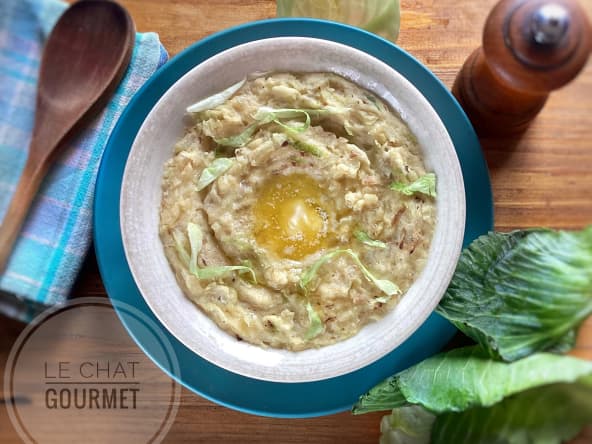 Recette traditionnelle du colcannon, une purée irlandaise de pommes de terre au chou et oignons