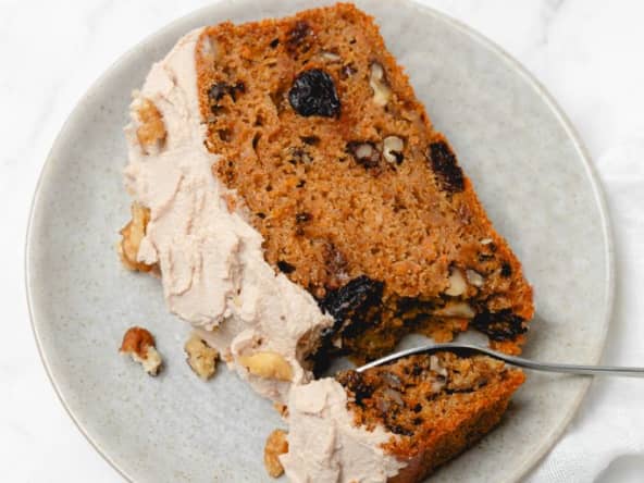 Gâteau aux carottes et glaçage crémeux au tahini et miso (vegan)