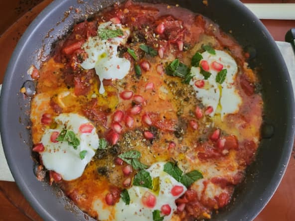 Shakshuka aux graines de grenade, menthe et za'atar