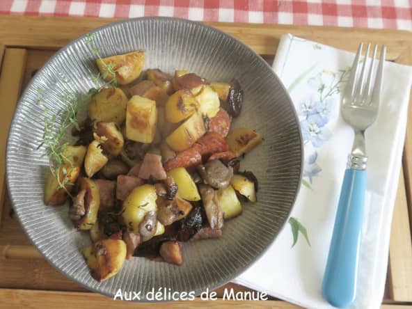 Poêlée de pommes de terre au saucisson à l'ail, chorizo, champignons de Paris et ail noir