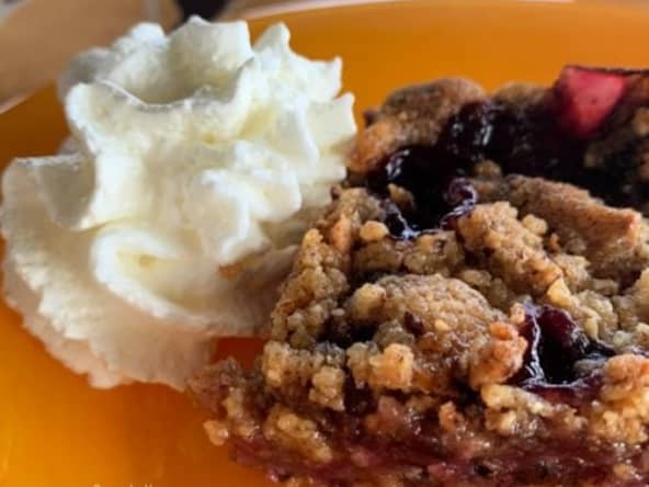 La tarte crumble aux fruits rouges et noix de pécan