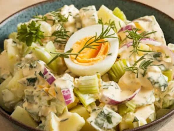 Salade de pommes de terre aux oeufs durs et fines herbes