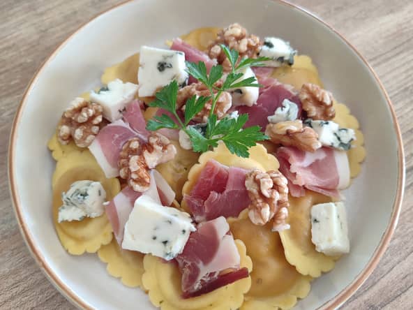 Ravioles au potimarron, jambon cru, bleu et noix