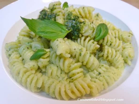 Fusilli à la crème de courgette au pesto