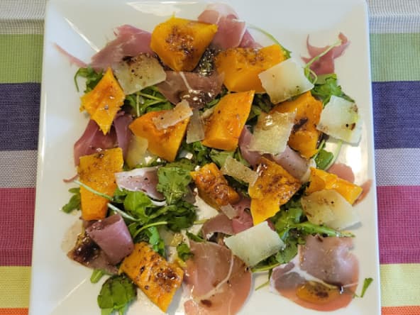 Salade tiède de butternut grillé, jambon et pecorino de Jamie Oliver