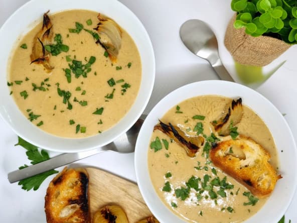 Soupe végane à l'oignon caramélisé