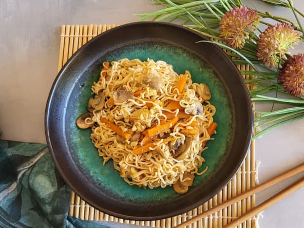 Nouilles sautées aux légumes et aux œufs