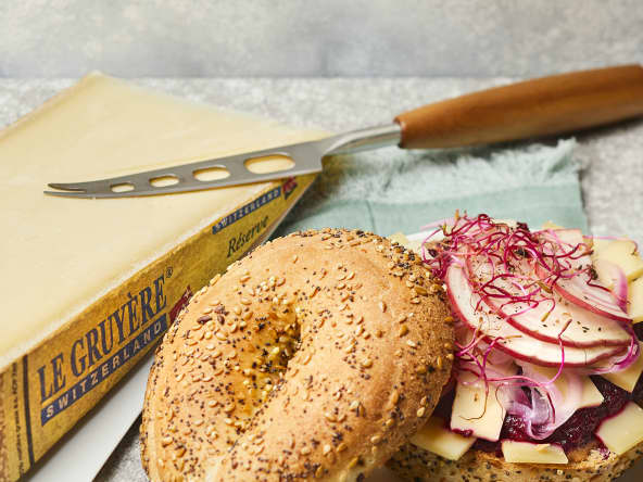 Bagel au gruyère aop réserve et betterave chioggia