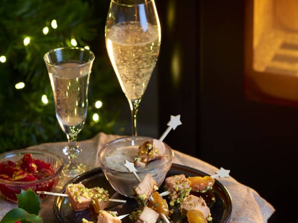 Mini brochettes de filet mignon, abricots secs, pistaches concassées pour votre repas de fêtes