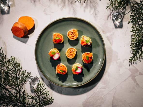 Rondelles de wraps de patate douce avec mélange de garnitures et tartinade de patate douce pour un apéritif festif et végétarien