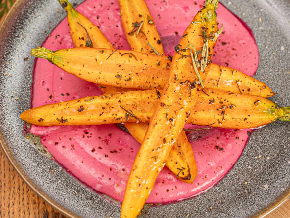Carottes rôties à la crème de betterave et romarin