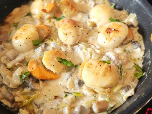 Poêlée de Saint Jacques sauce crémeuse aux poireaux et aux champignons