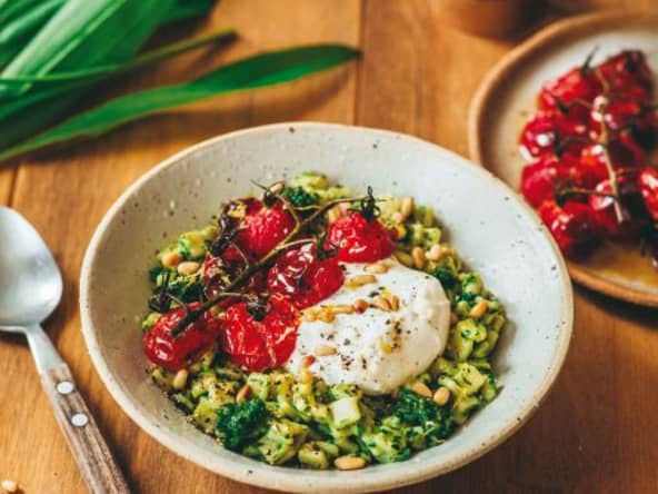 Crozibowl au pesto d’ail des ours et burrata, un plat savoureux et réconfortant
