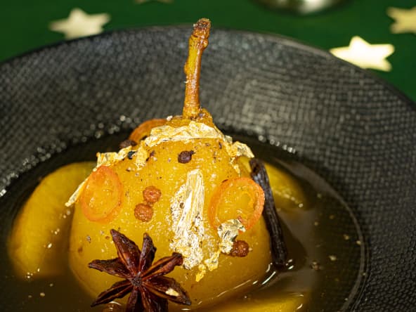 Poires pochées aux épices et curcuma par le chef Eric Reithler