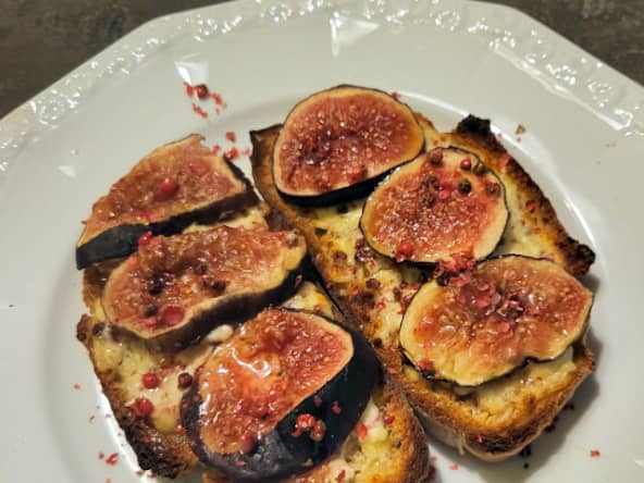 Tartine de figues et Saint-Marcellin, baies roses et sirop d'érable