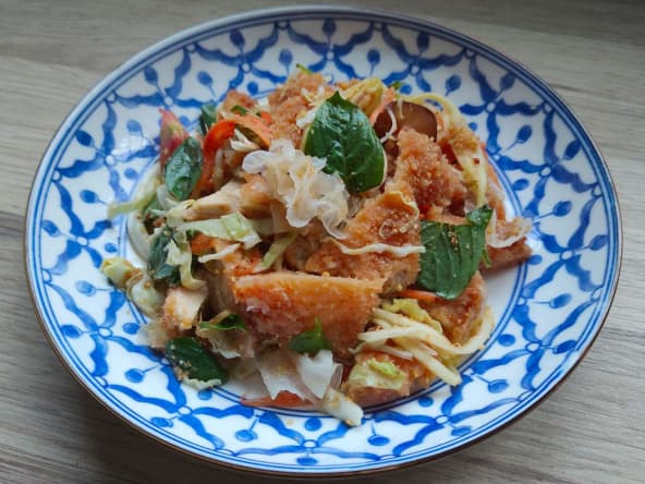 Salade de poulet croustillant "yam gai krob"