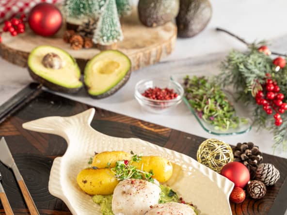 Médaillons de merlu avec purée d'avocat à la menthe et pommes de terre grelots pour les fêtes