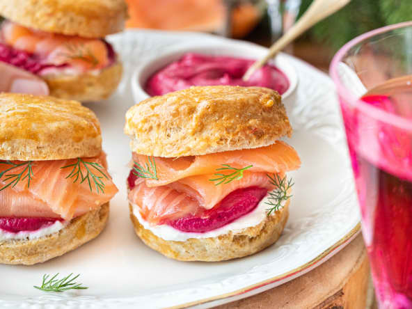 Scones salés au saumon fumé à la betterave et fromage frais pour un apéritif festif et savoureux