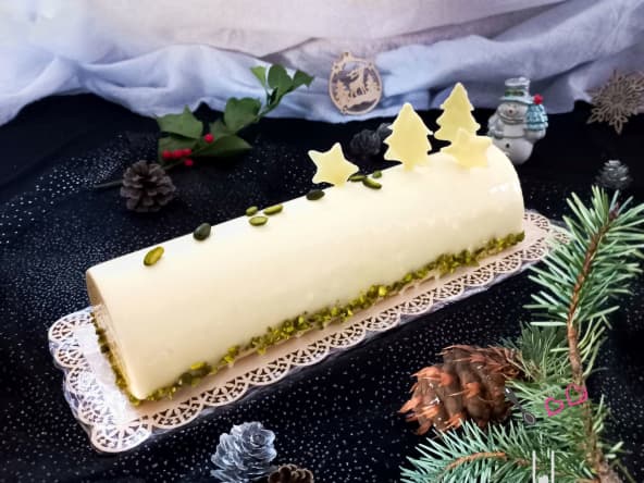 Bûche de noël vanille, croustillant pistache et insert fruits rouges