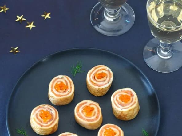 Mini crêpes roulées au saumon fumé pour un apéritif de fêtes