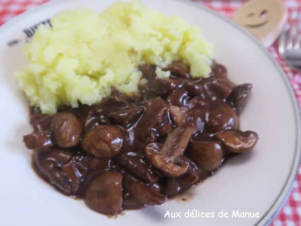 Bourguignon de champignons de Paris bruns au vin rouge