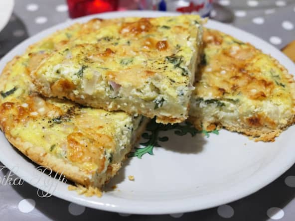 Tarte aux pommes de terre à la mauve "khoubaïza" et crème au parmesan